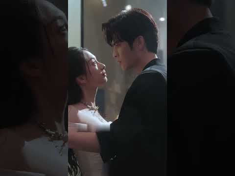 Cô Gái Tiếp Cận Tổng Tài Làm Công Cụ Báo Thù, Nhưng Không Biết Anh Đã Yêu Cô Đến Tận Xương Tủy.