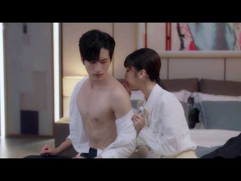 Cô gái bị thương tổng tài bế cô vào phòng, cô gái tim đập nhanh muốn hôn lên môi tổng tài.