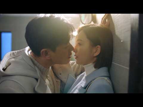 Tổng tài ép cô gái vào tường ở cửa, hôn xong rồi còn muốn hôn tiếp!