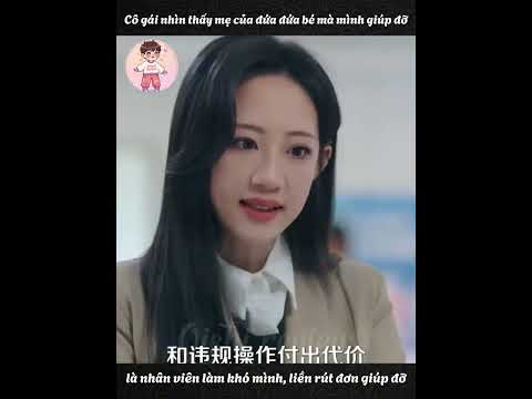 Cô gái nhìn thấy mẹ của đứa đứa bé mà mình giúp đỡ là nhân viên làm khó mình, liền rút đơn giúp đỡ