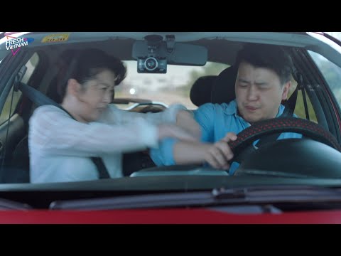 Cặp đôi cãi nhau trên ô tô, gây tai nạn giao thông nghiêm trọng, hại cả người và chính mình!