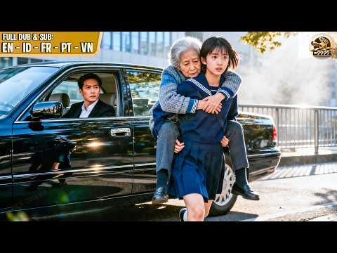 Chairwoman Injured On The Road Ignored By All, Poor Girl Helps Her, Gets Rewarded With Great Fortune